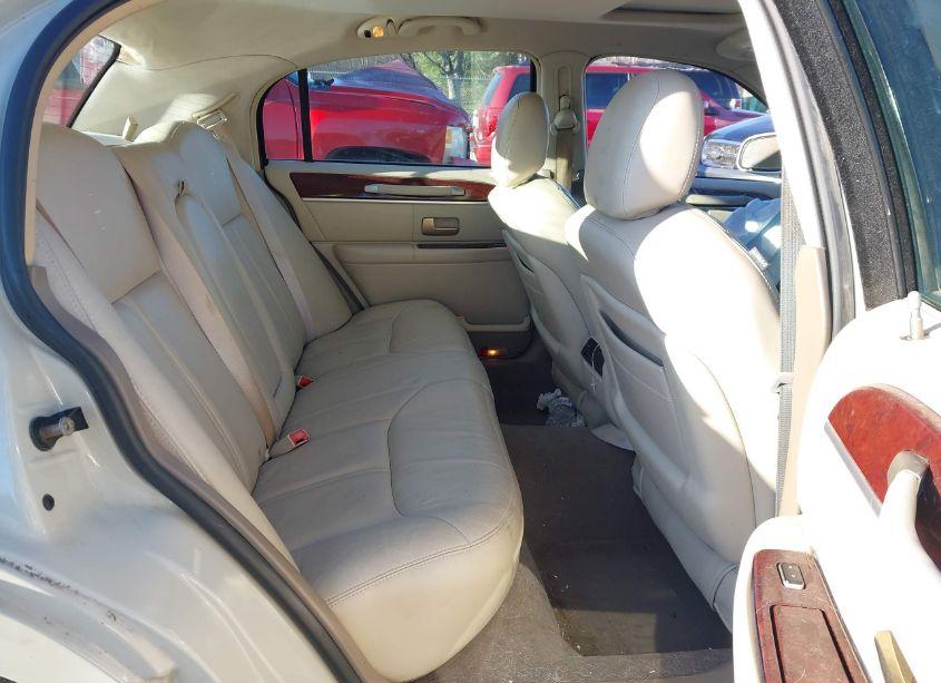 Photo 8 of 2005 Lincoln Town CAR SIGNATURE LIMITED (VIN 1LNHM82WX5Y647629)