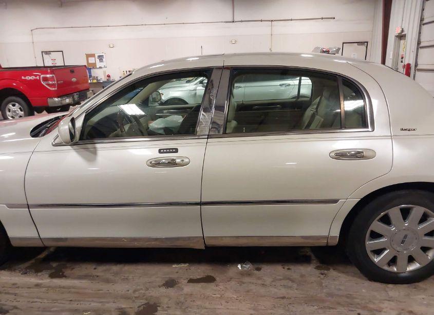 Photo 15 of 2007 Lincoln Town CAR DESIGNER SERIES (VIN 1LNHM83V37Y605408)