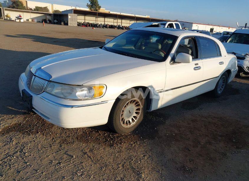 Photo 2 of 2001 Lincoln Town CAR CARTIER (VIN 1LNHM83W01Y633120)