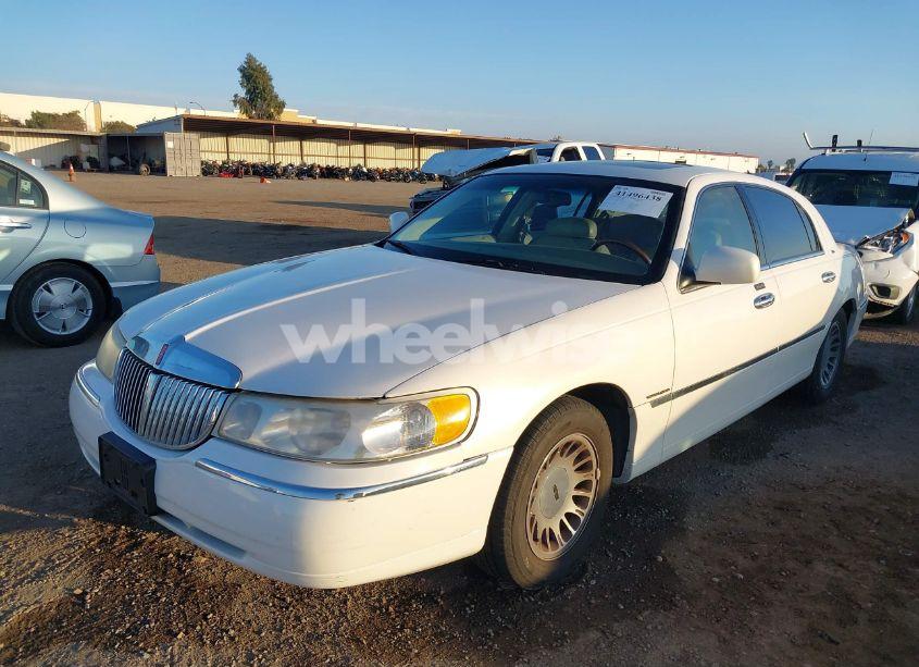 Photo 6 of 2001 Lincoln Town CAR CARTIER (VIN 1LNHM83W01Y633120)