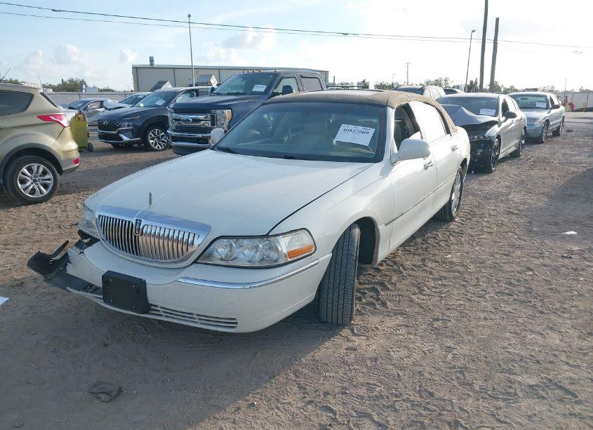Photo 2 of 2004 Lincoln Town CAR ULTIMATE (VIN 1LNHM83W14Y644096)