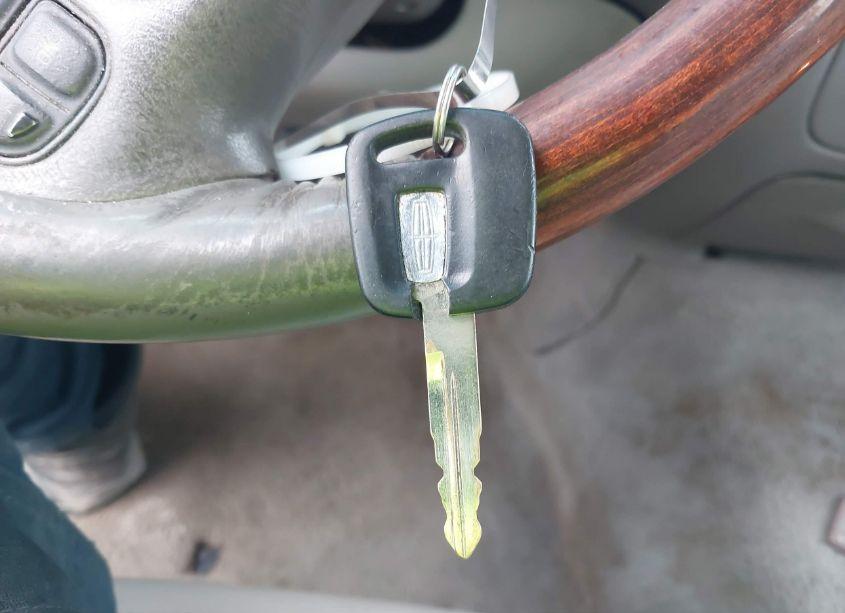 Photo 11 of 2001 Lincoln Town CAR CARTIER (VIN 1LNHM83W31Y608082)