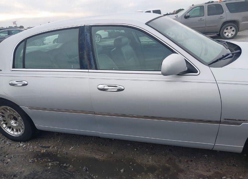 Photo 13 of 2001 Lincoln Town CAR CARTIER (VIN 1LNHM83W31Y608082)