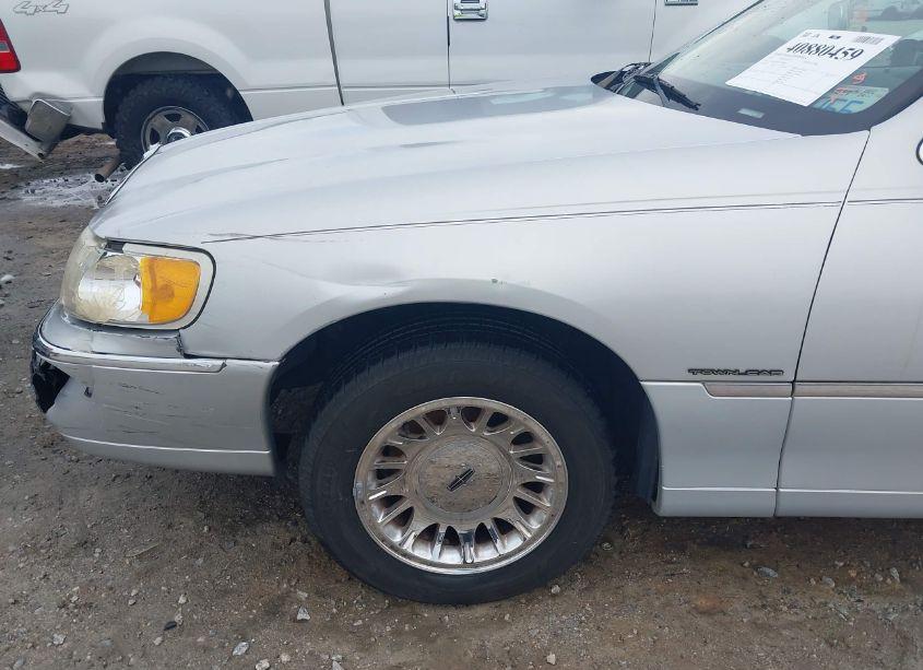 Photo 17 of 2001 Lincoln Town CAR CARTIER (VIN 1LNHM83W31Y608082)