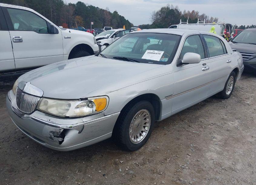 Photo 2 of 2001 Lincoln Town CAR CARTIER (VIN 1LNHM83W31Y608082)