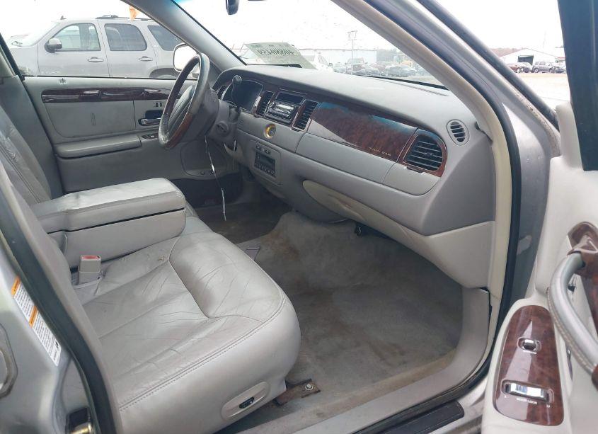 Photo 5 of 2001 Lincoln Town CAR CARTIER (VIN 1LNHM83W31Y608082)