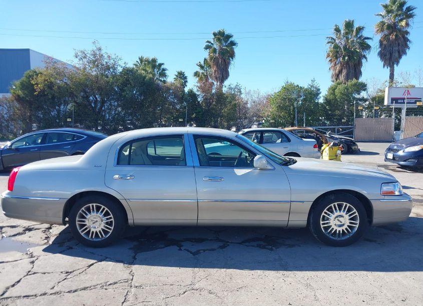 Photo 13 of 2006 Lincoln Town CAR DESIGNER SERIES (VIN 1LNHM83W36Y642885)