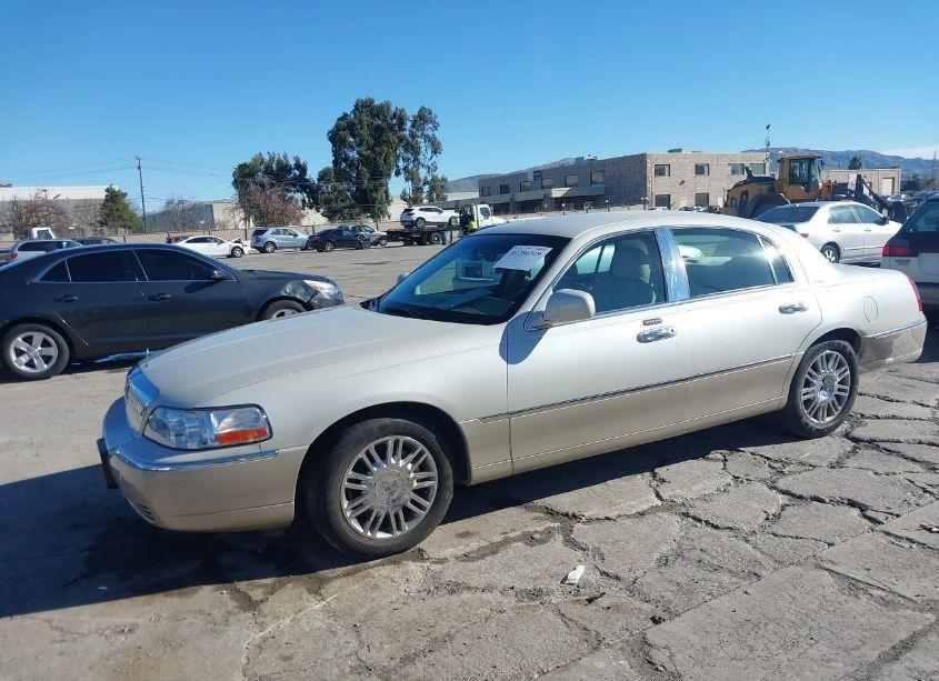 Photo 2 of 2006 Lincoln Town CAR DESIGNER SERIES (VIN 1LNHM83W36Y642885)