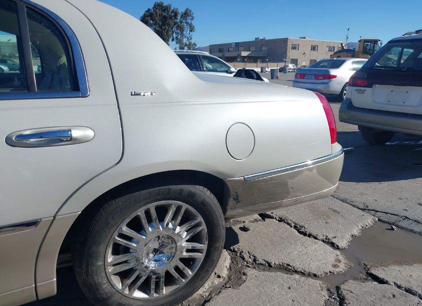 Photo 6 of 2006 Lincoln Town CAR DESIGNER SERIES (VIN 1LNHM83W36Y642885)