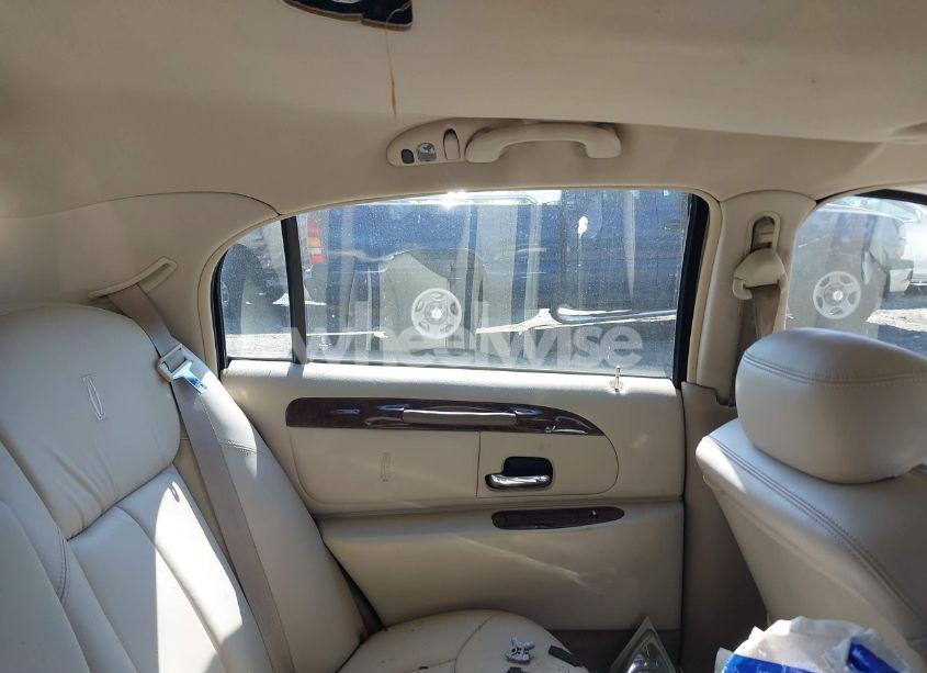 Photo 8 of 2002 Lincoln Town CAR CARTIER (VIN 1LNHM83W42Y650522)