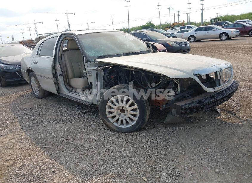 2004 Lincoln Town CAR ULTIMATE (VIN 1LNHM83W44Y661605) main photo