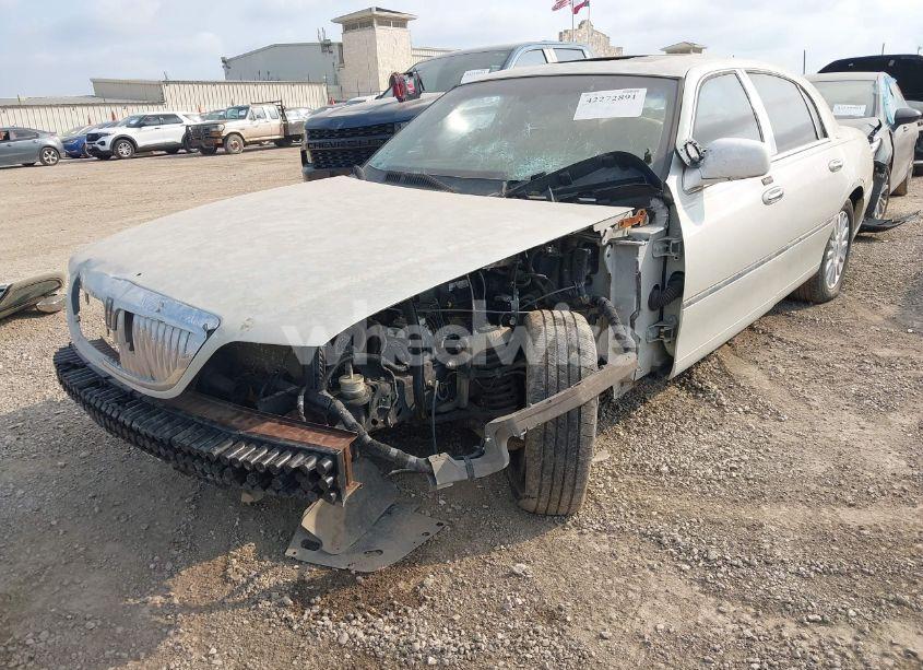 Photo 2 of 2004 Lincoln Town CAR ULTIMATE (VIN 1LNHM83W44Y661605)