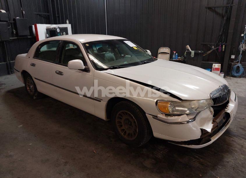2001 Lincoln Town CAR CARTIER (VIN 1LNHM83W51Y609962) main photo