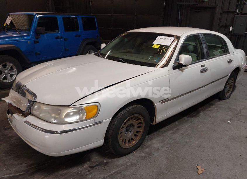 Photo 2 of 2001 Lincoln Town CAR CARTIER (VIN 1LNHM83W51Y609962)