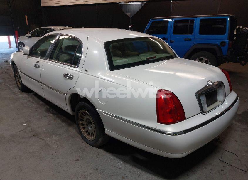 Photo 3 of 2001 Lincoln Town CAR CARTIER (VIN 1LNHM83W51Y609962)