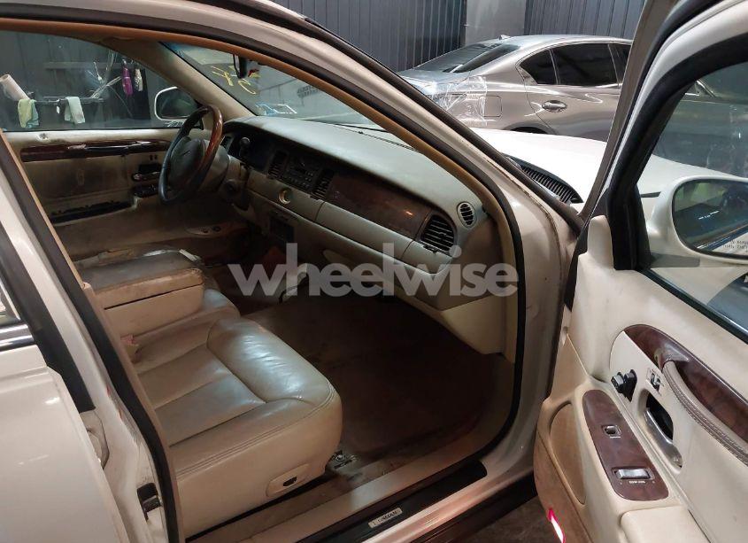 Photo 5 of 2001 Lincoln Town CAR CARTIER (VIN 1LNHM83W51Y609962)