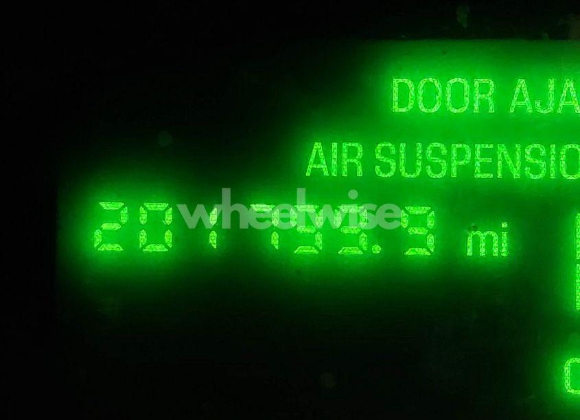 Photo 7 of 2001 Lincoln Town CAR CARTIER (VIN 1LNHM83W51Y609962)