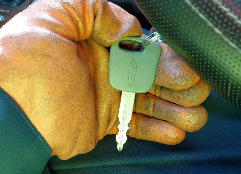 Photo 11 of 2001 Lincoln Town CAR CARTIER (VIN 1LNHM83W51Y658630)