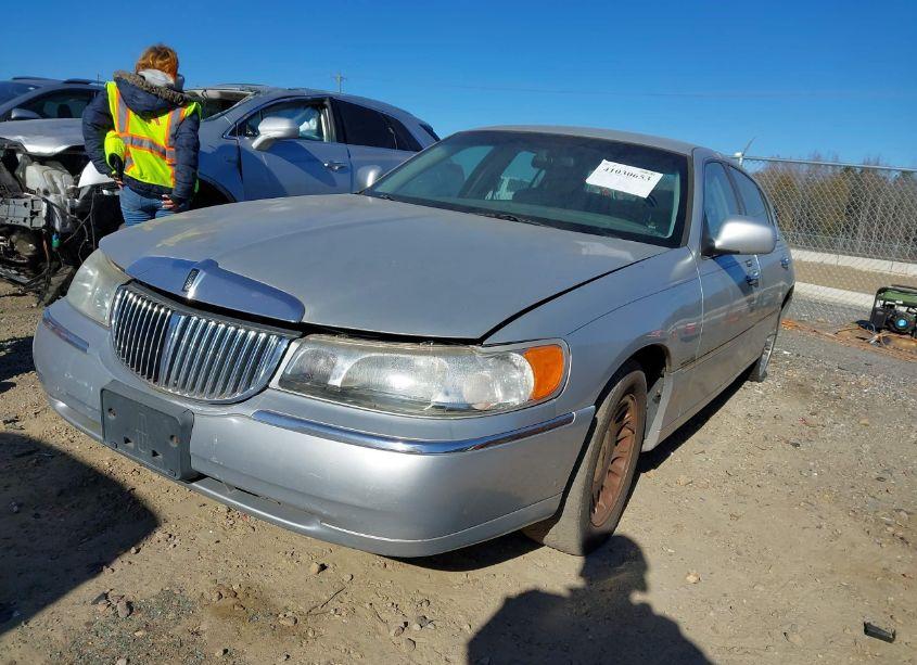 Photo 2 of 2001 Lincoln Town CAR CARTIER (VIN 1LNHM83W51Y658630)