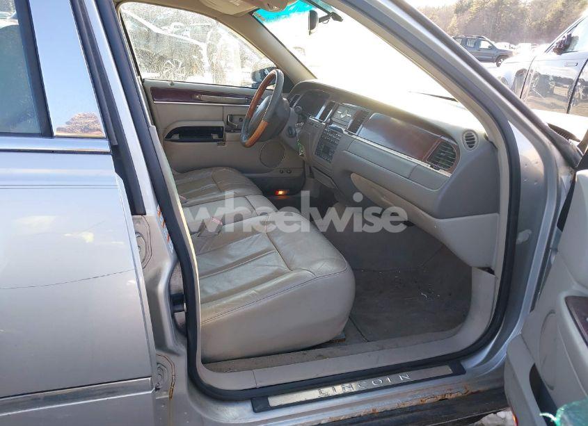 Photo 5 of 2004 Lincoln Town CAR ULTIMATE (VIN 1LNHM83W54Y671530)