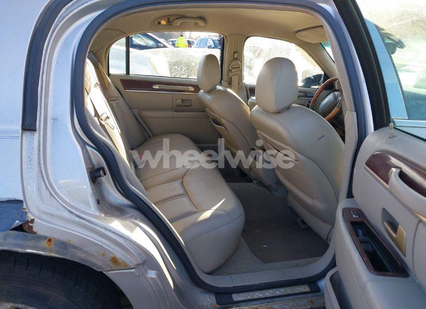 Photo 8 of 2004 Lincoln Town CAR ULTIMATE (VIN 1LNHM83W54Y671530)