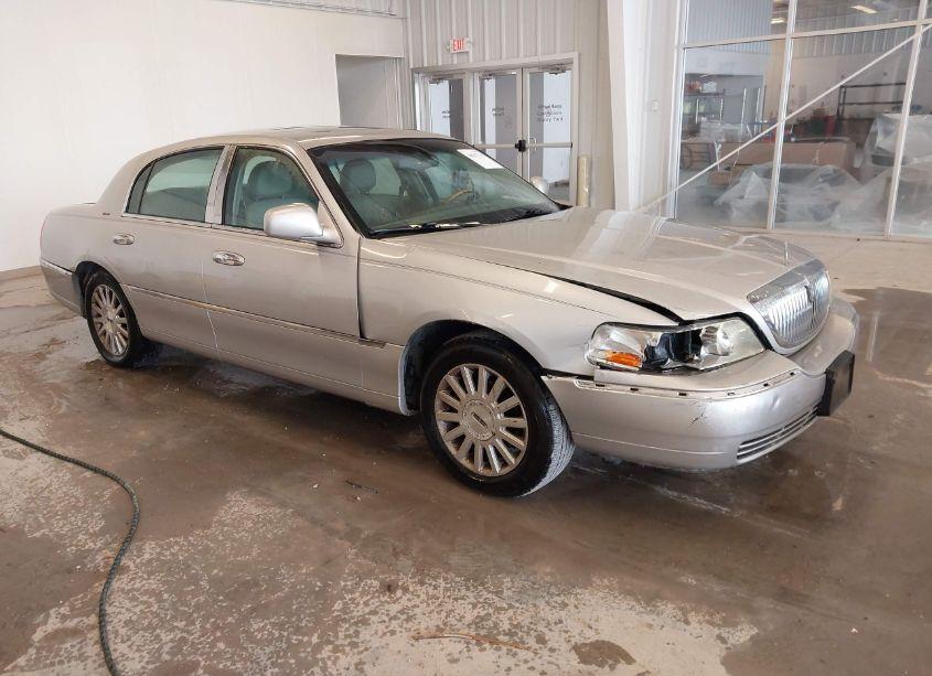 2004 Lincoln Town CAR ULTIMATE (VIN 1LNHM83W74Y670783) main photo