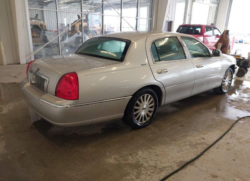 Photo 4 of 2004 Lincoln Town CAR ULTIMATE (VIN 1LNHM83W74Y670783)