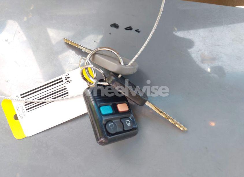 Photo 11 of 2001 Lincoln Town CAR CARTIER (VIN 1LNHM83W81Y688740)