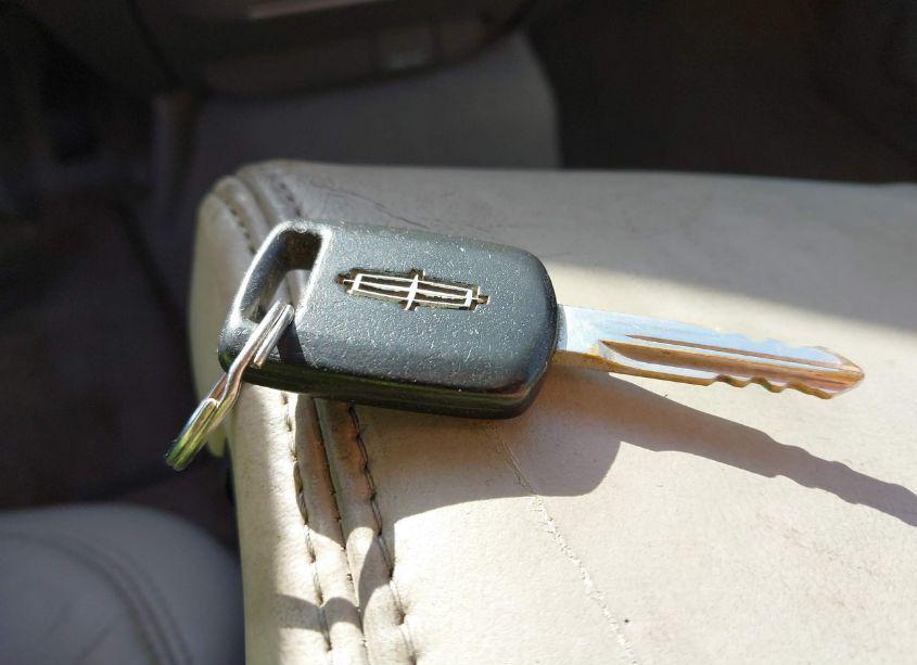 Photo 11 of 2003 Lincoln Town CAR CARTIER (VIN 1LNHM83W83Y609800)