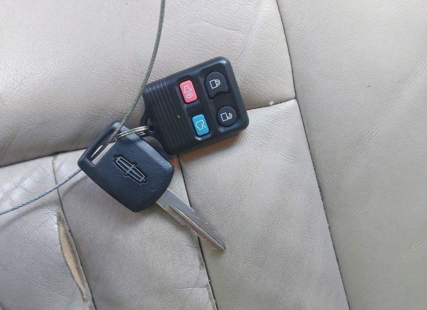 Photo 11 of 2001 Lincoln Town CAR CARTIER (VIN 1LNHM83W91Y643760)