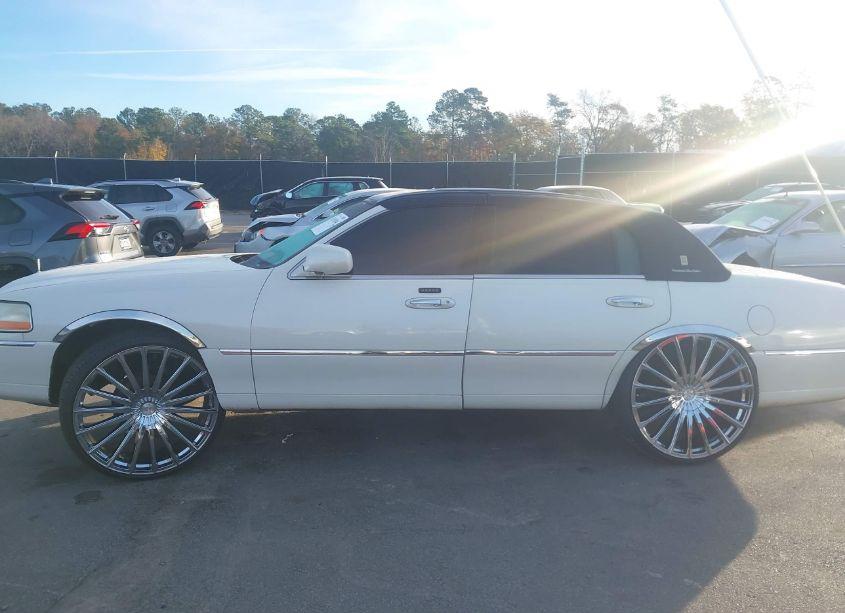 Photo 15 of 2001 Lincoln Town CAR CARTIER (VIN 1LNHM83W91Y643760)