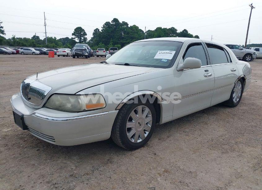 Photo 2 of 2004 Lincoln Town CAR ULTIMATE (VIN 1LNHM83W94Y627854)