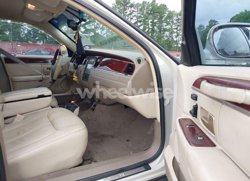 Photo 5 of 2004 Lincoln Town CAR ULTIMATE (VIN 1LNHM83W94Y627854)