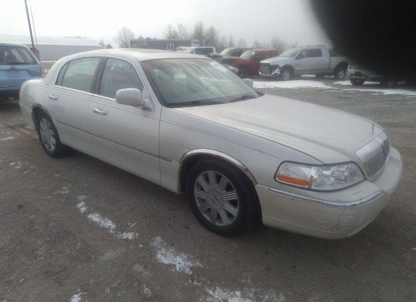 2004 Lincoln Town CAR ULTIMATE (VIN 1LNHM83WX4Y652021) main photo