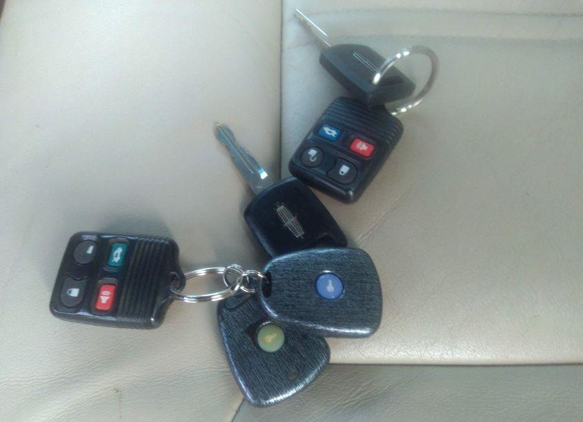 Photo 11 of 2004 Lincoln Town CAR ULTIMATE (VIN 1LNHM83WX4Y652021)