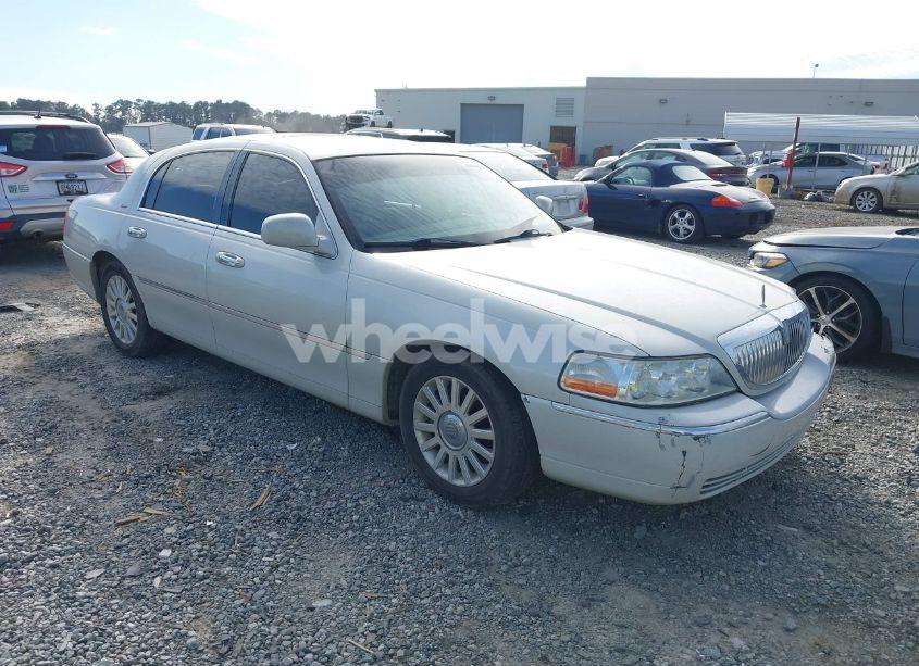 2004 Lincoln Town CAR ULTIMATE (VIN 1LNHM83WX4Y669482) main photo
