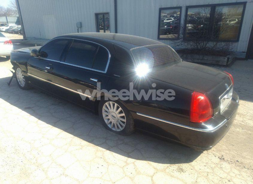 Photo 3 of 2005 Lincoln Town CAR SIGNATURE L (VIN 1LNHM85W75Y657272)