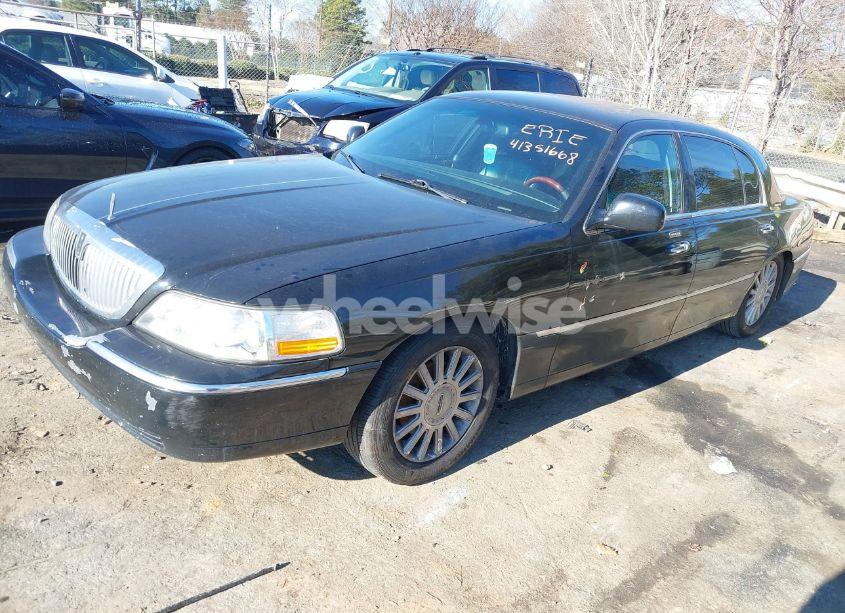 Photo 2 of 2005 Lincoln Town CAR SIGNATURE L (VIN 1LNHM85W75Y657305)
