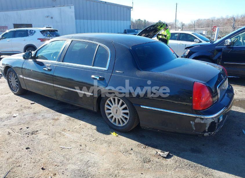 Photo 3 of 2005 Lincoln Town CAR SIGNATURE L (VIN 1LNHM85W75Y657305)