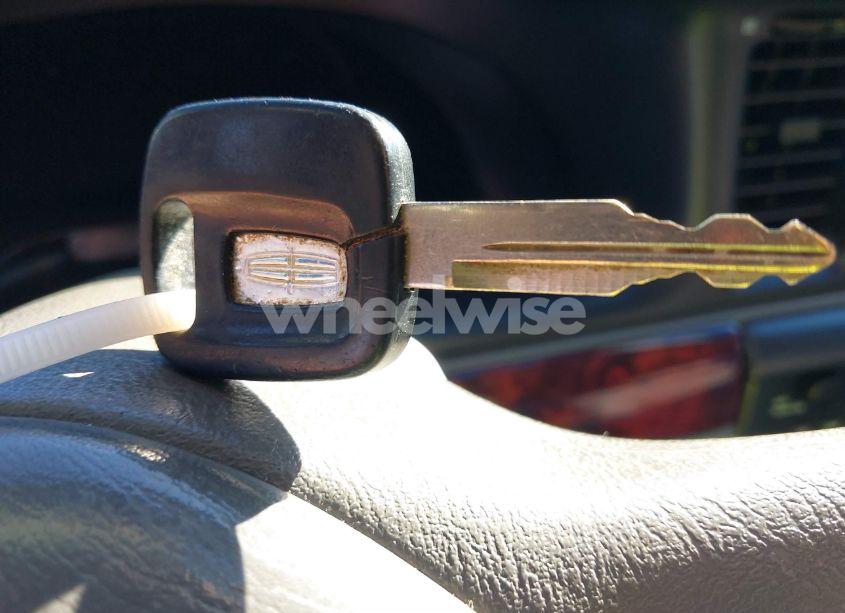 Photo 11 of 2002 Lincoln Continental (VIN 1LNHM97V22Y689147)