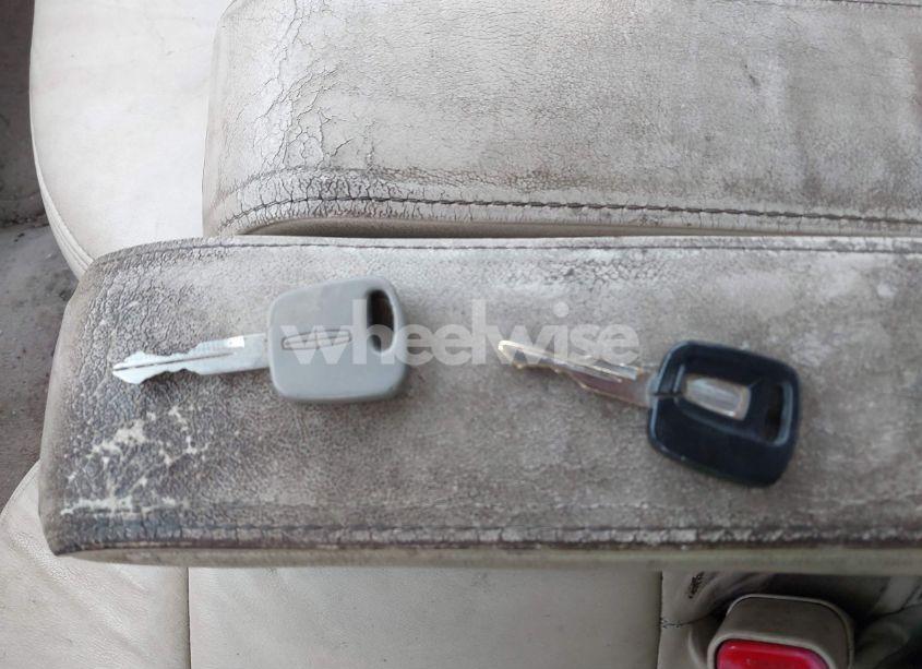 Photo 11 of 2002 Lincoln Continental (VIN 1LNHM97V32Y627465)