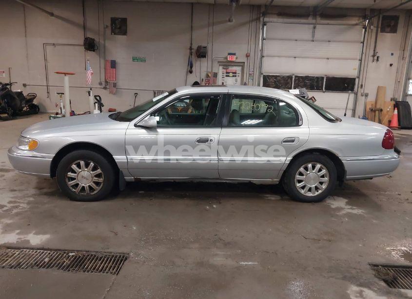 Photo 12 of 2002 Lincoln Continental (VIN 1LNHM97V62Y621823)