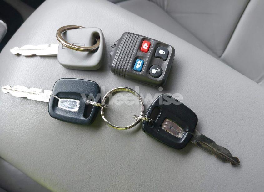 Photo 11 of 2002 Lincoln Continental (VIN 1LNHM97V62Y696067)