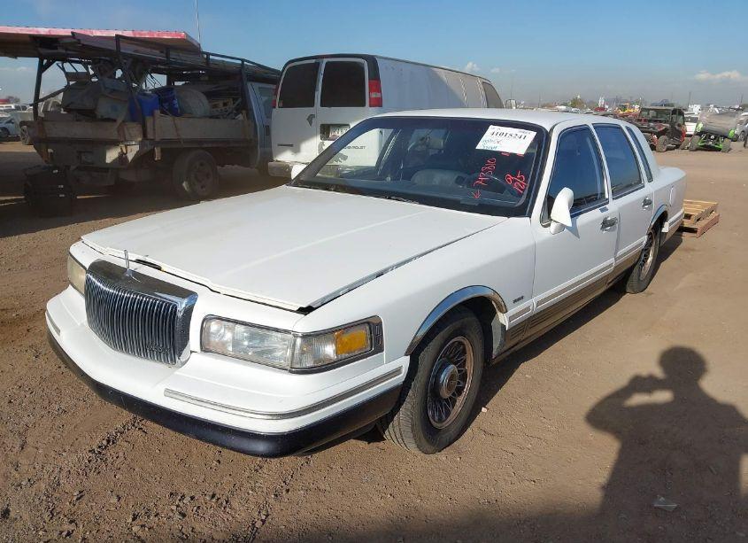 Photo 2 of 1995 Lincoln Town CAR EXECUTIVE (VIN 1LNLM81W7SY743810)
