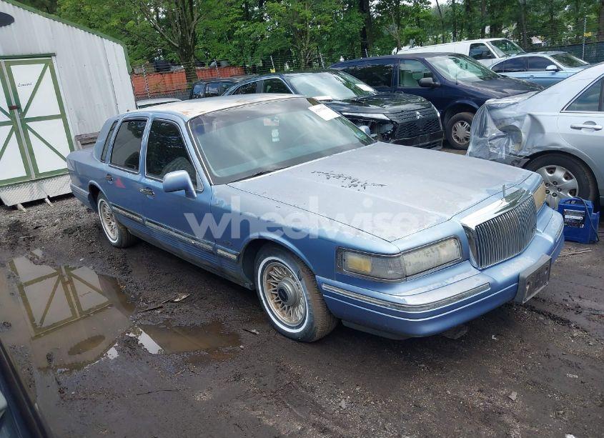 1995 Lincoln Town CAR EXECUTIVE (VIN 1LNLM81W9SY676031) main photo