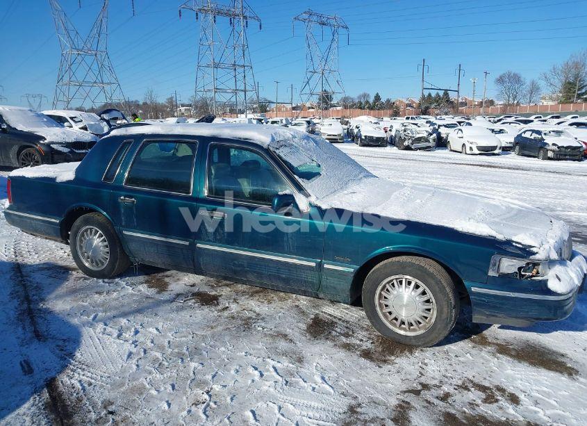 1997 Lincoln Town CAR EXECUTIVE (VIN 1LNLM81W9VY672582) main photo