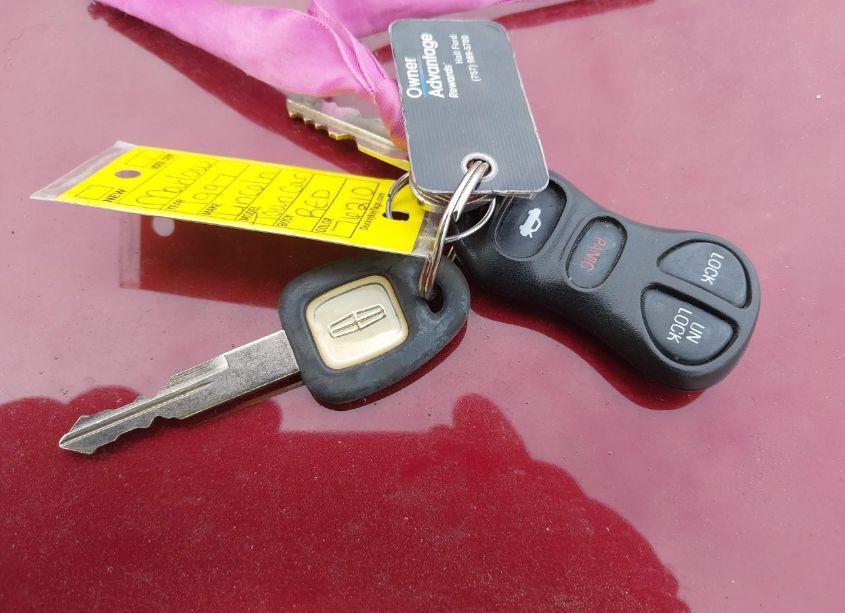 Photo 11 of 1997 Lincoln Town CAR SIGNATURE (VIN 1LNLM82W5VY738415)