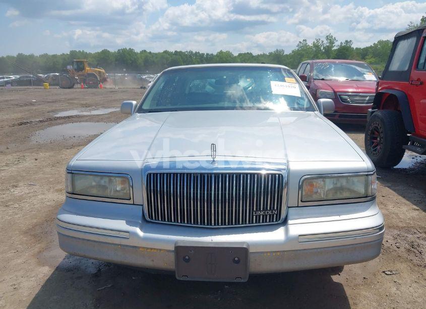 Photo 12 of 1995 Lincoln Town CAR SIGNATURE/SPINNAKER (VIN 1LNLM82W6SY643714)