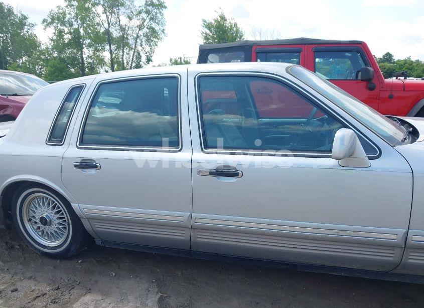 Photo 13 of 1995 Lincoln Town CAR SIGNATURE/SPINNAKER (VIN 1LNLM82W6SY643714)