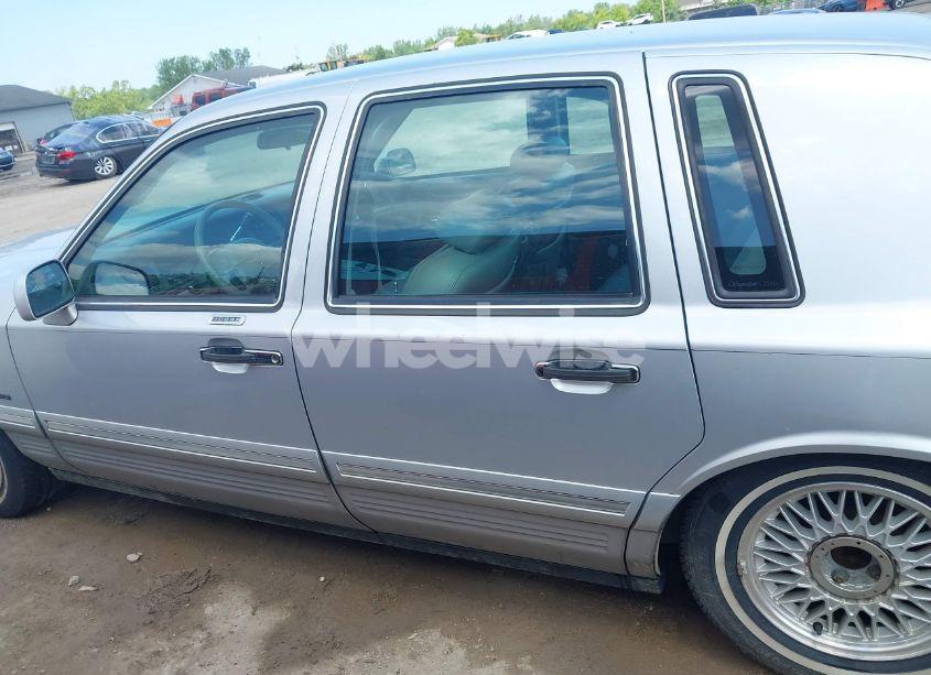 Photo 14 of 1995 Lincoln Town CAR SIGNATURE/SPINNAKER (VIN 1LNLM82W6SY643714)